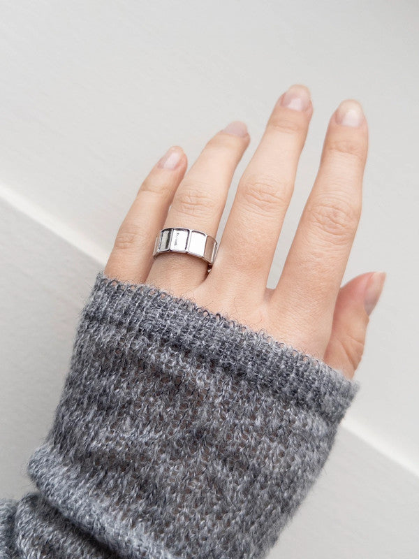 Alt text (česky): Prsten s obdélníky ve stříbrném provedení, nastavitelná velikost, elegantní módní doplněk
Alt text (English): Silver-tone ring with rectangles, adjustable size, elegant fashion accessory