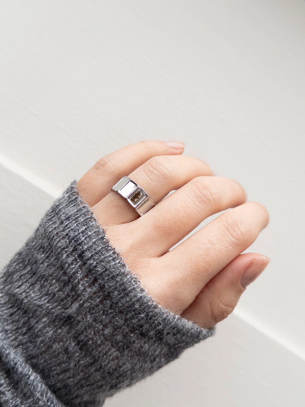 Alt text (česky): Prsten s obdélníky ve stříbrném provedení, nastavitelná velikost, elegantní módní doplněk
Alt text (English): Silver-tone ring with rectangles, adjustable size, elegant fashion accessory