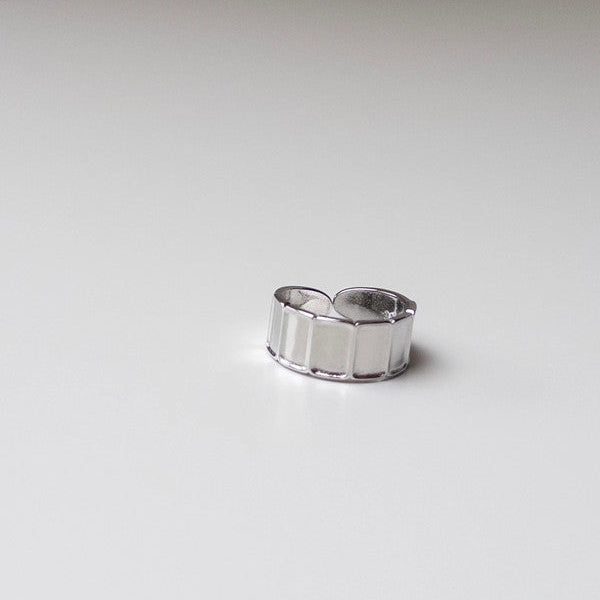 Alt text (česky): Prsten s obdélníky ve stříbrném provedení, nastavitelná velikost, elegantní módní doplněk
Alt text (English): Silver-tone ring with rectangles, adjustable size, elegant fashion accessory