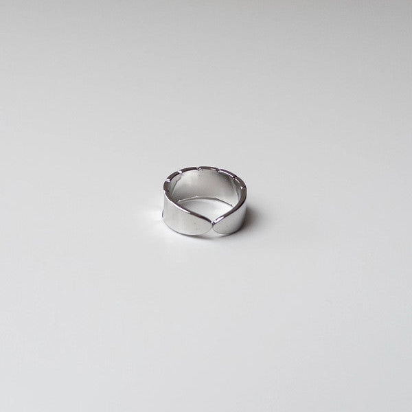 Alt text (česky): Prsten s obdélníky ve stříbrném provedení, nastavitelná velikost, elegantní módní doplněk
Alt text (English): Silver-tone ring with rectangles, adjustable size, elegant fashion accessory