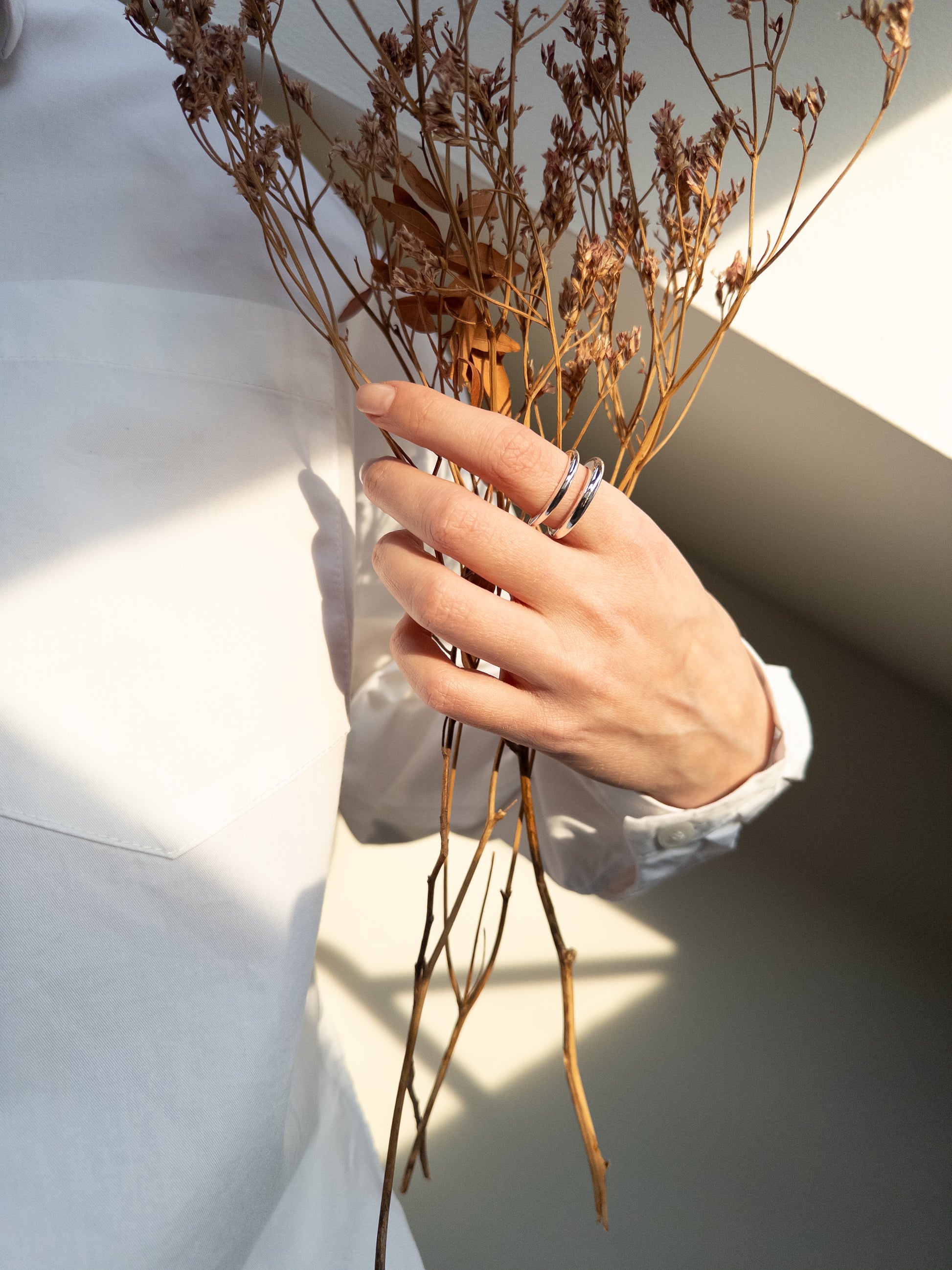 Prsten se dvěma proužky, postříbřený kov, elegantní a nadčasový doplněk
Alt text (English): Double-band ring, silver-plated metal, elegant and timeless accessory