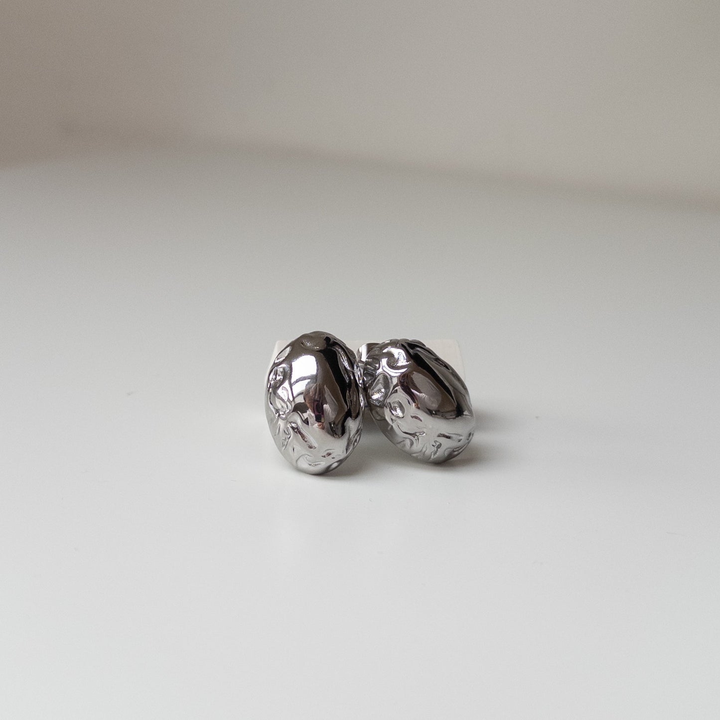 Náušnice ve tvaru vlašského ořechu, nerezová ocel, voděodolné, přírodou inspirovaný stylový doplněk
Alt text (English): Walnut-shaped earrings, stainless steel, waterproof, nature-inspired stylish accessory