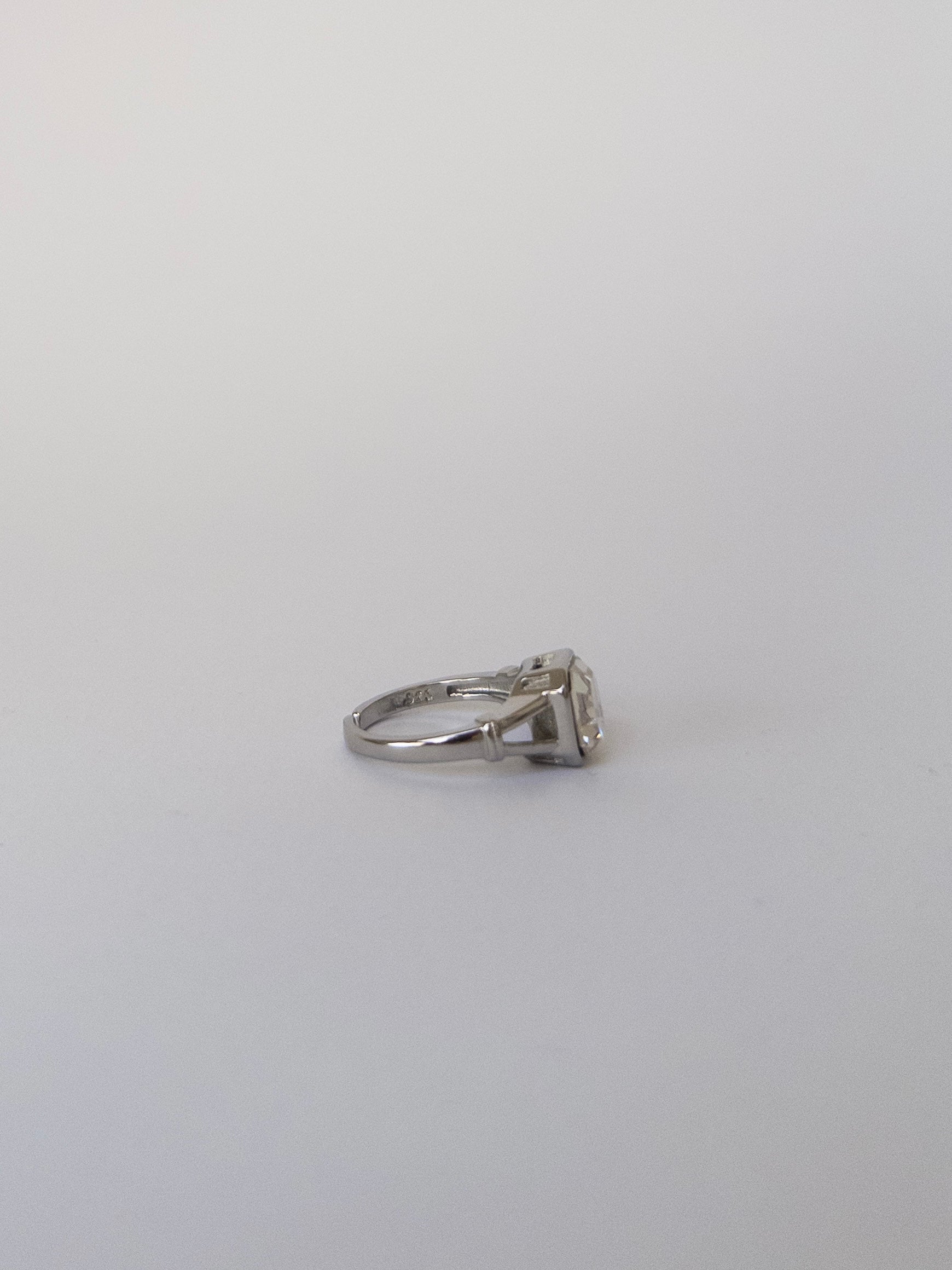 Alt text (česky): Kovový prsten ve stříbrném provedení, nastavitelná velikost, jednoduchý elegantní doplněk
Alt text (English): Metal ring in silver tone, adjustable size, simple elegant accessory