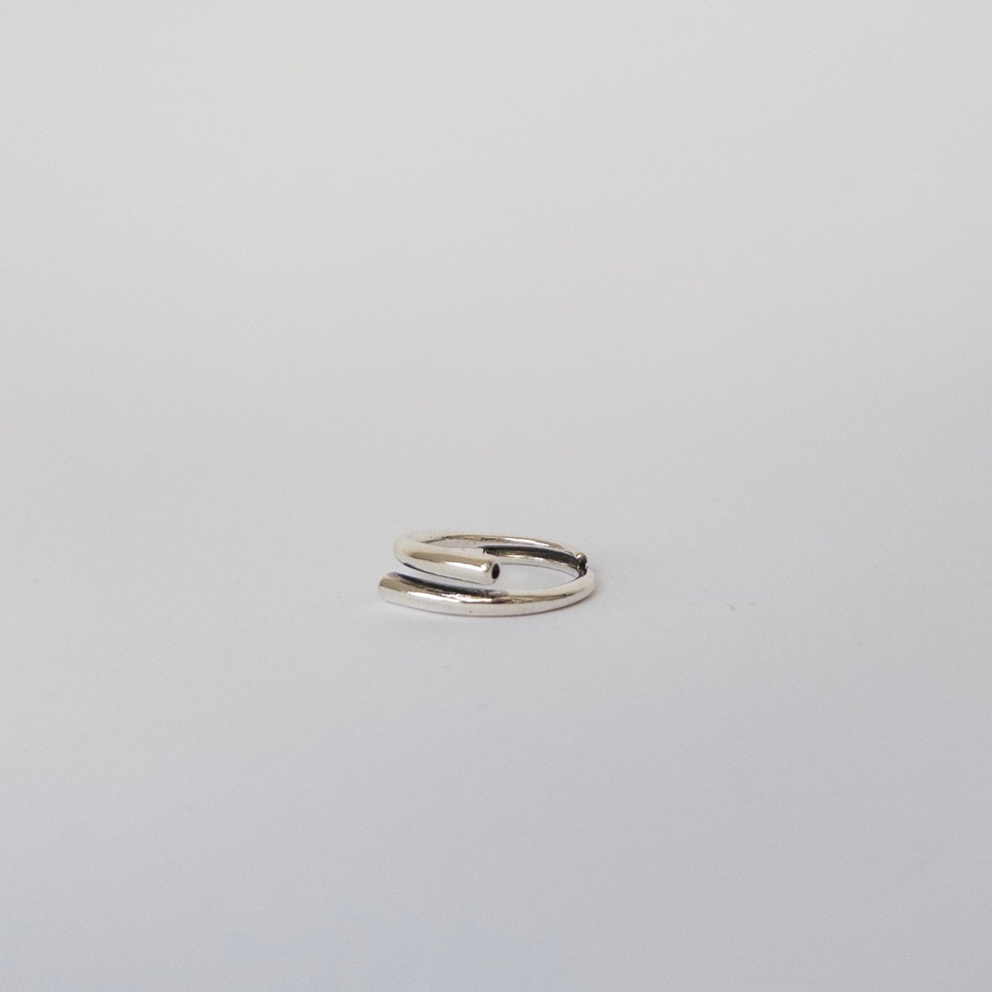  Prsten Trubičky, kovový, nastavitelná velikost, minimalistický a stylový doplněk
 Tubes ring, metal, adjustable size, minimalist and stylish accessory