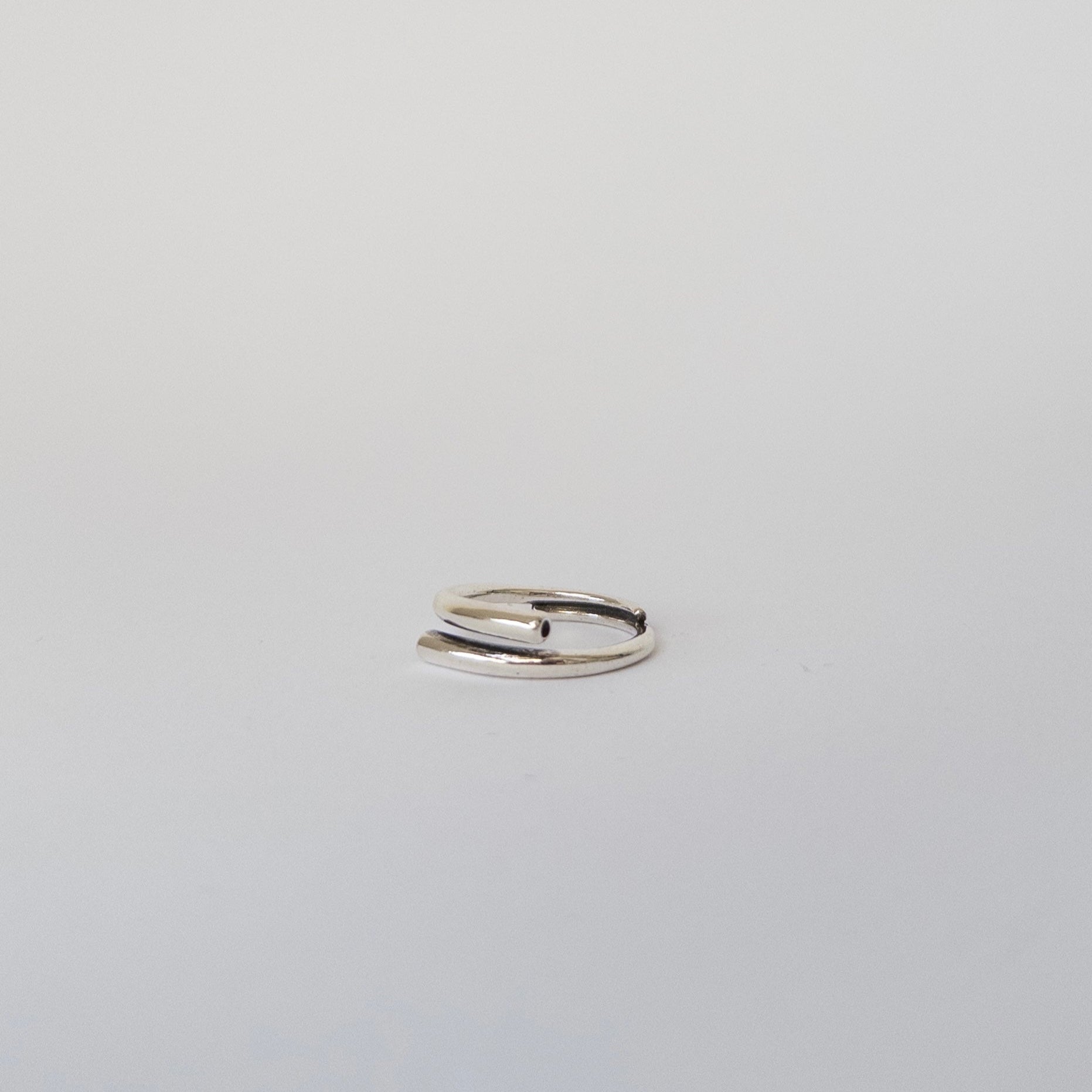  Prsten Trubičky, kovový, nastavitelná velikost, minimalistický a stylový doplněk
 Tubes ring, metal, adjustable size, minimalist and stylish accessory