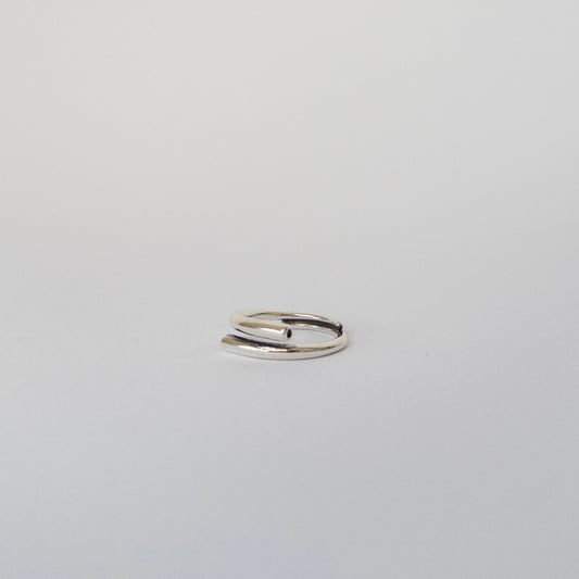  Prsten Trubičky, kovový, nastavitelná velikost, minimalistický a stylový doplněk
 Tubes ring, metal, adjustable size, minimalist and stylish accessory