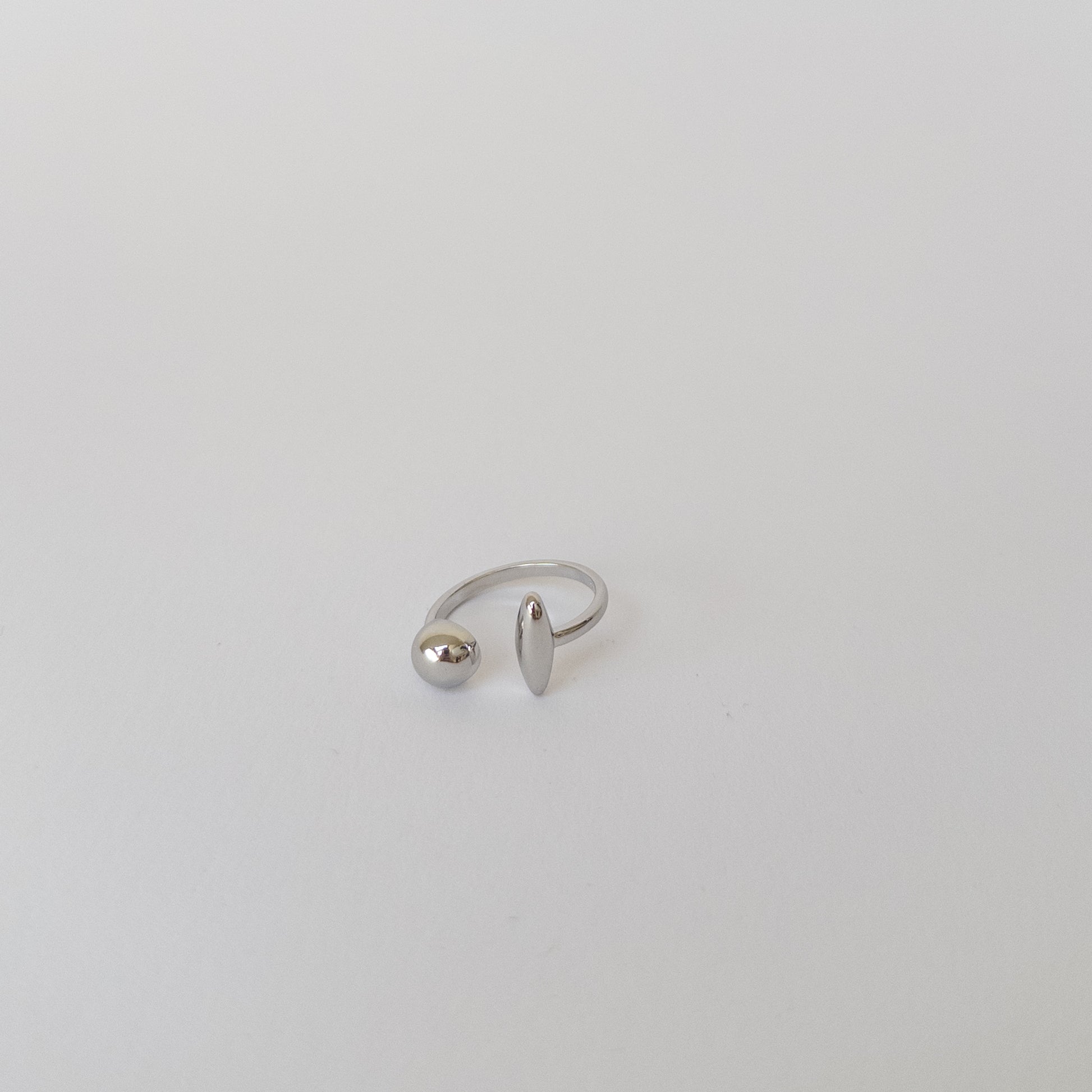 Prsten s kuličkou, postříbřený kov, minimalistický a elegantní doplněk
Alt text (English): Ring with a bead, silver-plated metal, minimalist and elegant accessory